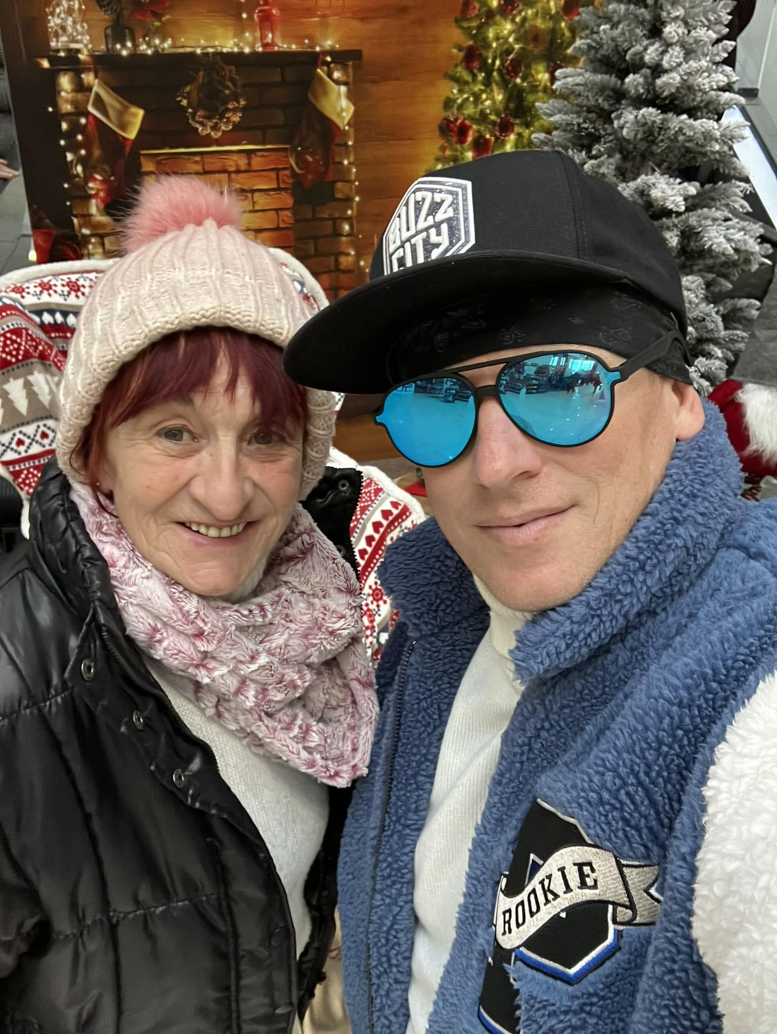 Nasmejana člana skupnosti Fundacije Feniks